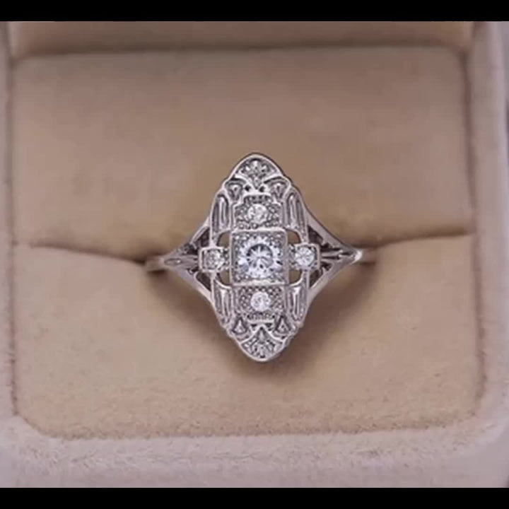 Stříbrný vintage prsten v diamantovém vzhledu