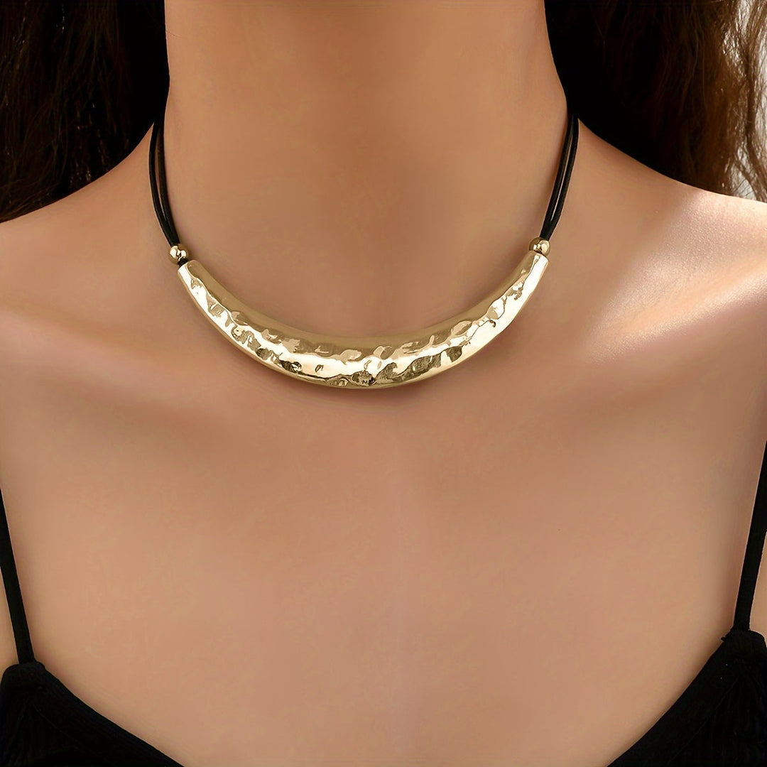 Kovový vintage choker s půlměsícem