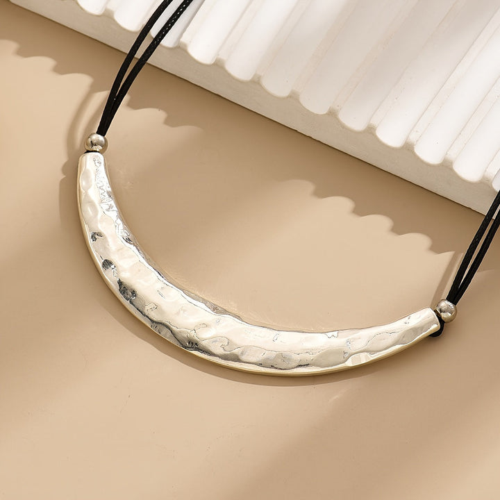 Kovový vintage choker s půlměsícem