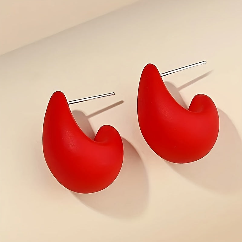 Minimalistické zlaté náušnice ve skulpturální C-Formě