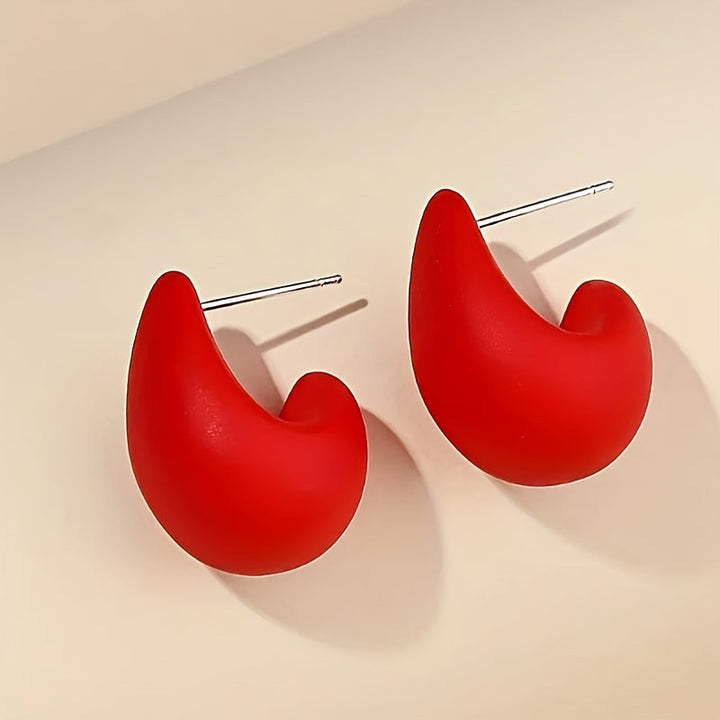 Minimalistické zlaté náušnice ve skulpturální C-Formě