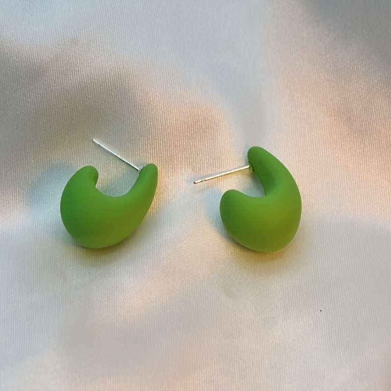 Minimalistické zlaté náušnice ve skulpturální C-Formě