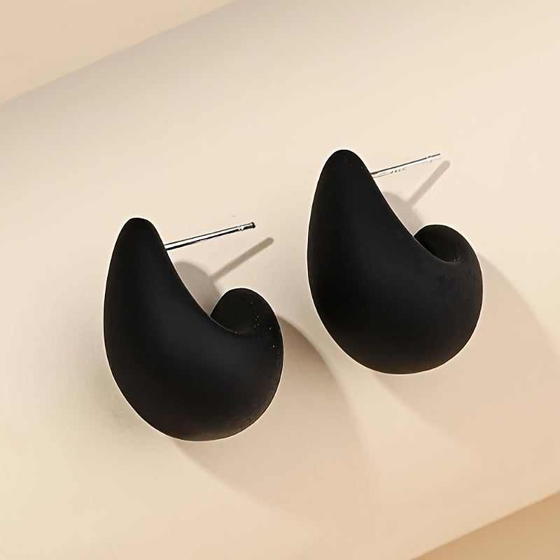 Minimalistické zlaté náušnice ve skulpturální C-Formě