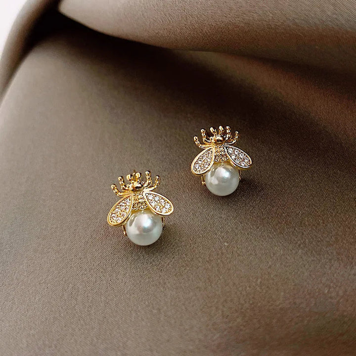 Náušnice s perlami ve tvaru včely – Elegantní zlaté šperky pro ženy