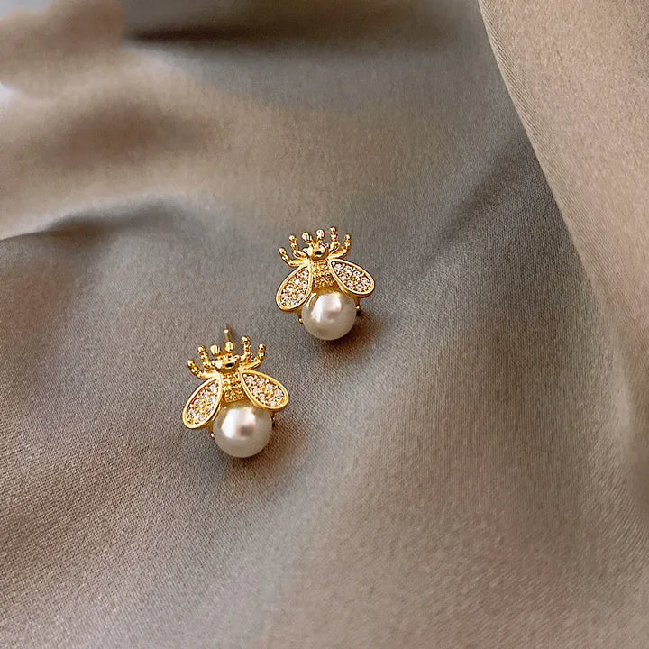 Náušnice s perlami ve tvaru včely – Elegantní zlaté šperky pro ženy