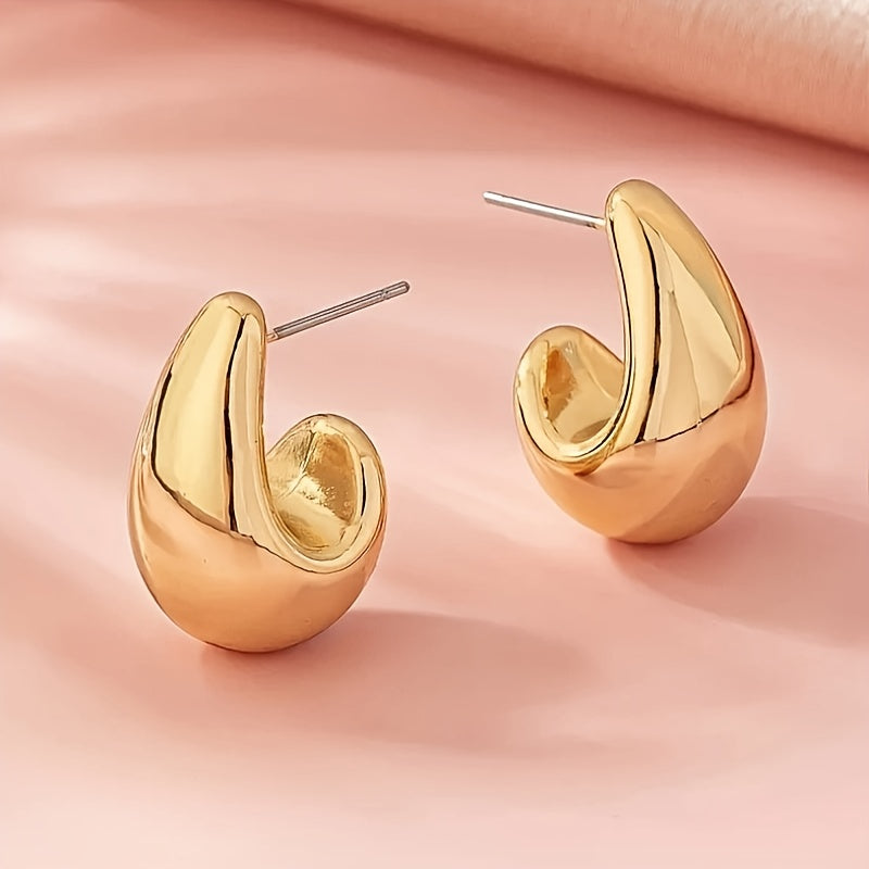 Minimalistické zlaté náušnice ve skulpturální C-Formě