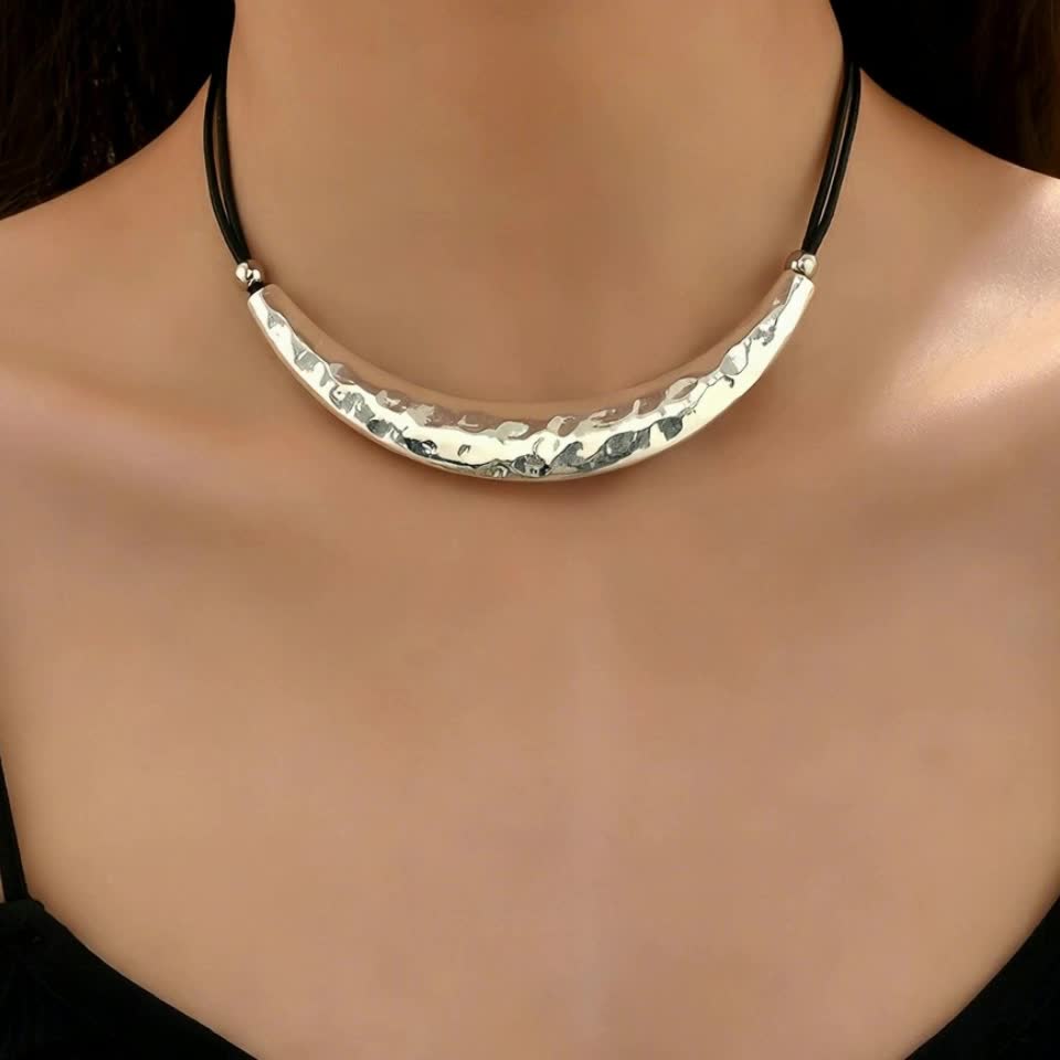 Kovový vintage choker s půlměsícem