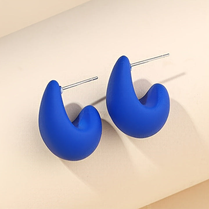 Minimalistické zlaté náušnice ve skulpturální C-Formě