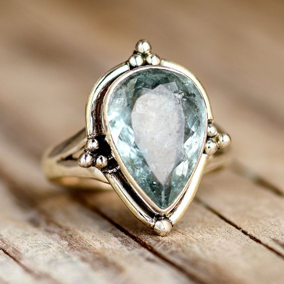 Elegantní vintage prsten se zirkonem ve tvaru kapky